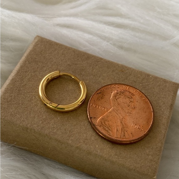 Elegant Gold Hoop Earrings - Picture 2 of 2